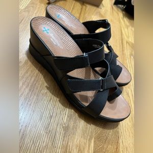 Bare traps Black leather sandals size 8, like new, worn maybe twice.